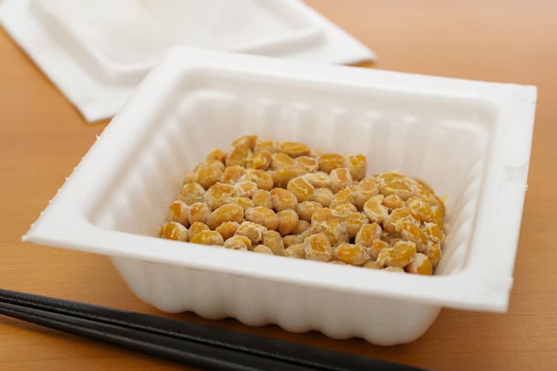 コンビニで買えるスーパーフード！納豆を毎日食べると驚きの健康効果が！のアイキャッチ画像